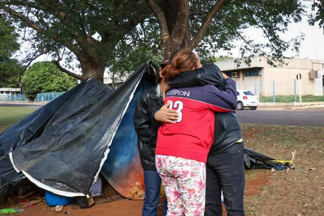 De x-salada a teto no Noroeste, casal que dormia ao relento ganha ajuda 
