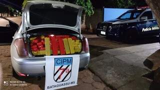 Porta-malas de carro carregado com tabletes de drogas (Foto: PM/Divulgação)