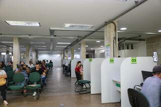 Pessoas aguardando atendimento na sede da Funtrab, em Campo Grande. (Foto: Marcos Maluf) 