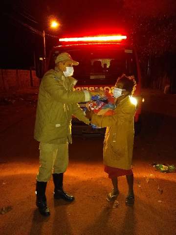 Em noite gelada, bombeiros distribuem cobertores para moradores de rua
