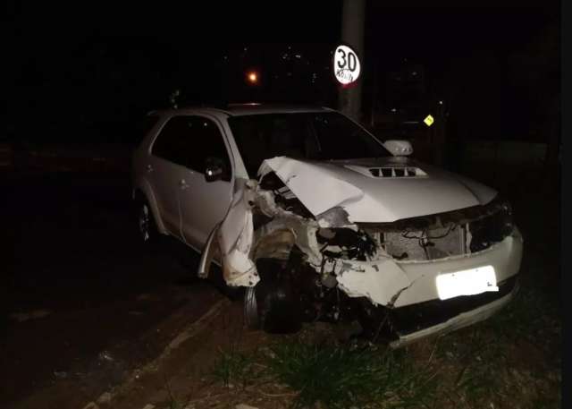 Homem que perseguiu ex-mulher e atirou em carro por ci&uacute;me procura pol&iacute;cia