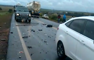 Pedaços do carro e até um dos pneus ficaram espalhados pela rodovia (Foto: reproduação/vídeo)
