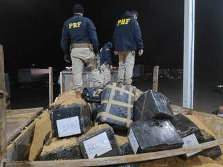 Policiais verificaram carga com soja e maconha (Foto: Divulgação)