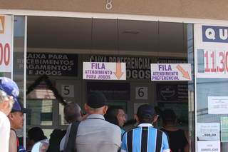 Fila de clientes aguardando atendimento em lotérica da Capital. (Foto: Marcos Maluf)