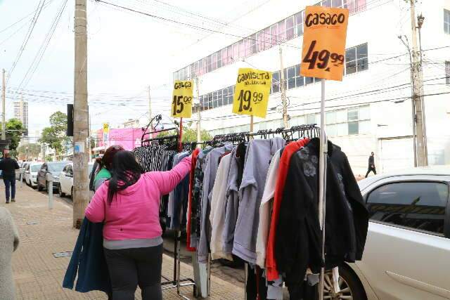 Noite g&eacute;lida faz quem &quot;n&atilde;o botou f&eacute;&quot; no frio correr &agrave;s compras