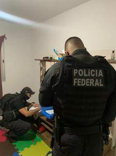 Agentes da Polícia Federal durante as buscas (Foto: Divulgação/PF)