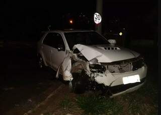 Depois de se envolver em acidente, o suspeito abandonou o carro e fugiu a pé (Foto: Suzana Servian)