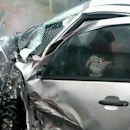 Motorista fica ferido e carro destruído após colisão com caminhão 