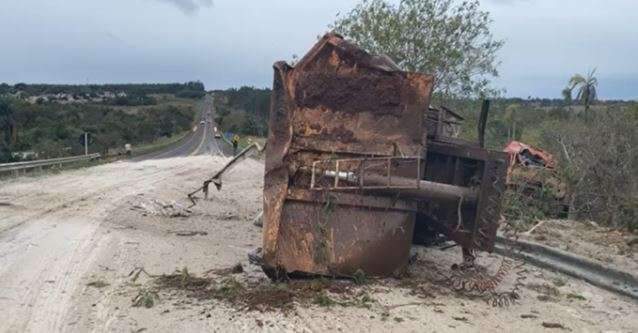 Pneu estoura e carreta carregada com calcário tomba em rodovia