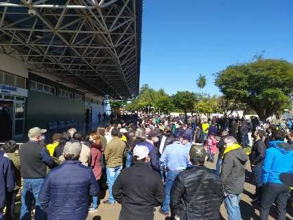 Frio não espanta e apoiadores aglomeram para ver Bolsonaro em Ponta Porã