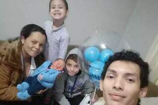 Miguel em casa, com a mãe Adriana, o pai Márcio e os irmãos Maria Clara e Mateus Felipy. (Foto: Arquivo Pessoal)