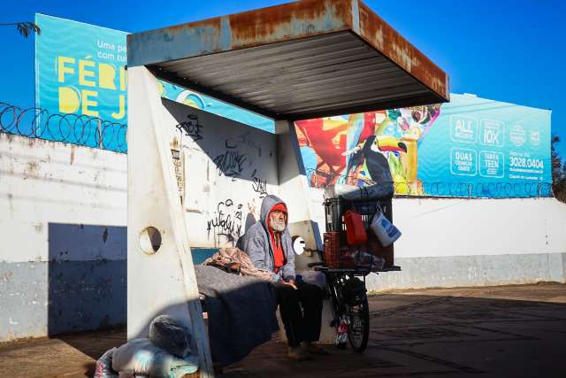 Por liberdade, Arno passou a dormir &quot;no ponto&quot; e nem frio o faz voltar para casa