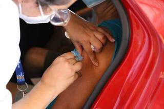 Morador sendo imunizado contra a covid-19 na Capital. (Foto: Kísie Ainoã)