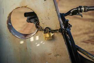 Para evitar furtos, bicicleta fica acorrentada no ponto (Foto: Henrique Kawaminami)