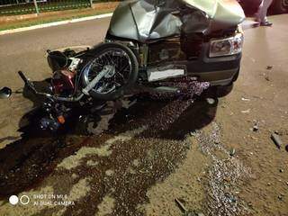 Tanto a motocicleta quanto a parte frontal do veículo ficaram bastante danificados. (Foto: Direto das Ruas) 
