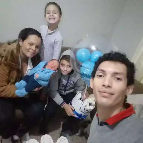 Quatro dias depois de nascer no carro, beb&ecirc; Miguel tem alta 