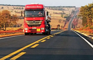 Condutores de caminhões estão entre os 260 mil que possuem categorias que entram na nova regra, em MS (Foto: Arquivo/Campo Grande News)