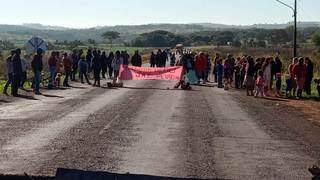 Bloqueio da manifestação dos indígenas em Nioaque, que agora está em Pare e Siga (Foto: Direto das Ruas)