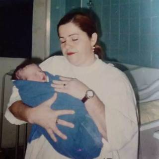 Sônia com o filho recém-nascido ainda na maternidade. Na memória dela, frio de verdade foi aquele de junho de 1988. (Foto: Arquivo Pessoal)