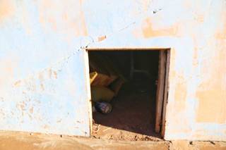 Buraco embaixo de arquibancada onde rapaz tentou se esconder (Foto: Paulo Francis)