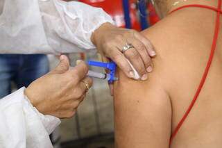 Mulher é vacinada em um dos pontos de imunização de Campo Grande (Foto: Kísie Ainoã/Arquivo)