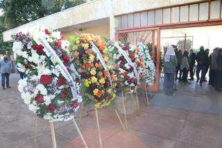 Pelo menos 17 coroas de flores foram enviadas ao cemitério Santo Antônio. (Foto: Kísie Ainoã)