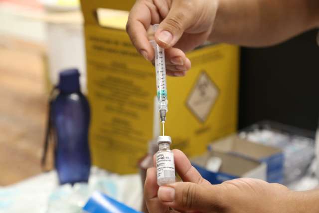 Vacinas da Pfizer e Astrazeneca para 2&ordf; dose desembarcam hoje em MS