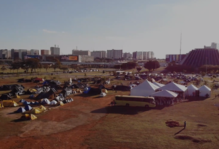 Acampamento de indígenas de todas as regiões, inclusive MS, em Brasília (Imagem: Reprodução/Vídeo Cimi-Apib-Greenpeace)