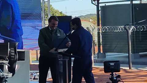 Bolsonaro acompanha interceptação e recebe diploma de controlador de voo