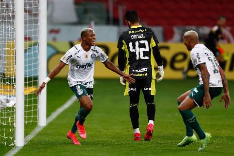 Com um a menos, Palmeiras marca no fim e supera o Inter no Beira-Rio