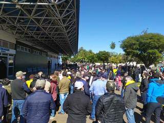 Multidão aguarda comitiva presidencial no Aeroporto Internacional de Ponta Porã (Foto: Direto das Ruas)