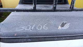 Morador de Bela Vista mostra gelo em carroceria de caminhonete (Foto: Direto das Ruas) 