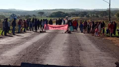 Indígenas de MS bloqueiam rodovias e marcham ao STF em protesto por demarcações