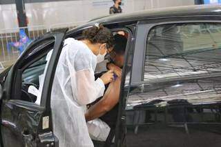 Homem recebe dose de vacina em drive thru de Campo Grande. (Foto: Paulo Francis/Arquivo)
