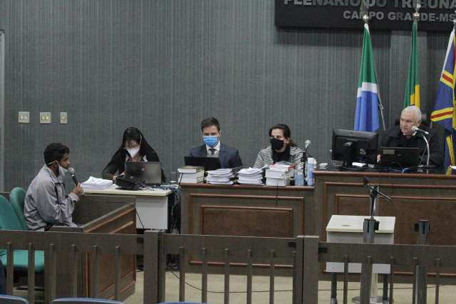 Julgamento &eacute; suspenso e jurados passam a noite sob escolta em hotel