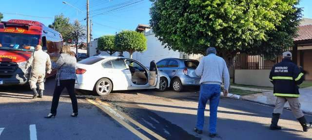 Motorista passa mal, atravessa canteiro e bate em carro estacionado