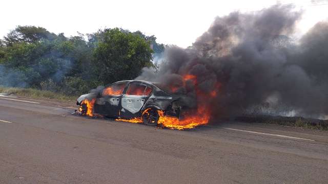 Fogo em carro se alastra por vegeta&ccedil;&atilde;o e mobiliza bombeiros com 4 caminh&otilde;es pipa