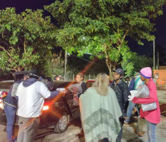 Com frio de 6 graus, moradores em situa&ccedil;&atilde;o de rua recebem marmita e cobertores 