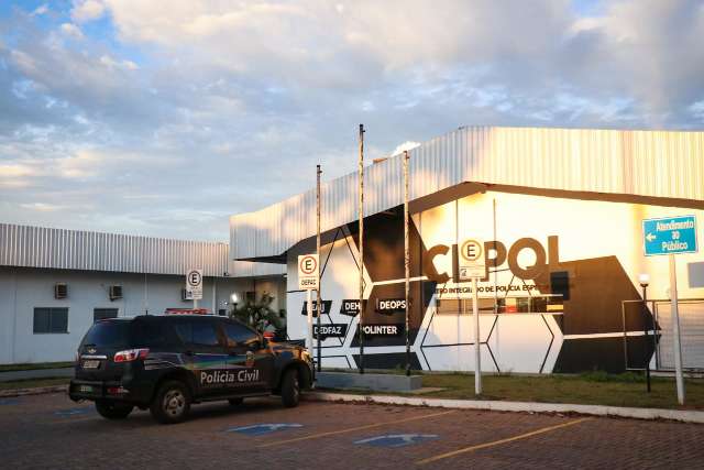 Ap&oacute;s ser demitido, homem atropela e espanca ex-colega de trabalho