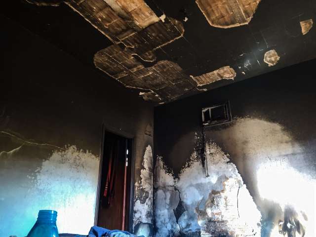 Vela esquecida acesa causa inc&ecirc;ndio e chamas destroem c&ocirc;modo de casa