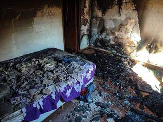 Vela esquecida acesa causa inc&ecirc;ndio e chamas destroem c&ocirc;modo de casa