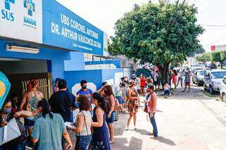 Moradores de Campo Grande fazendo fila para serem vacinados em UBS (Foto: Henrique Kawaminami/Arquivo)