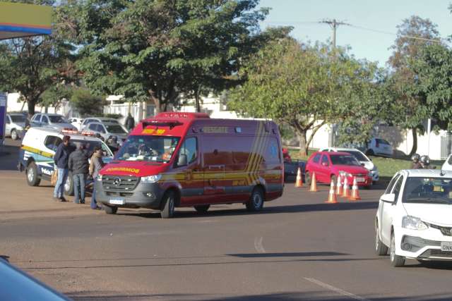 Motociclista fica ferida ao atingir caminh&atilde;o em rotat&oacute;ria