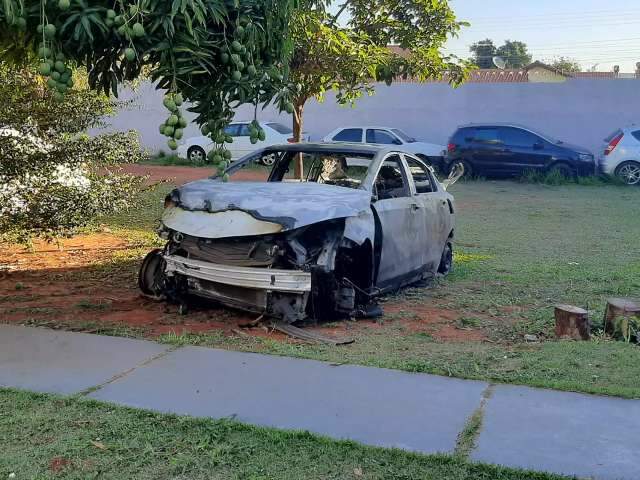  Pol&iacute;cia procura o dono de carro &quot;misterioso&quot; incendiado