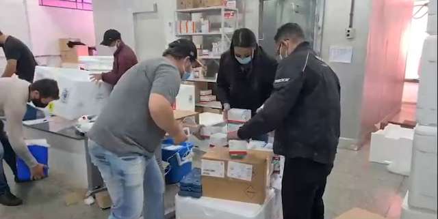 Com doses da Janssen, fronteira vacina at&eacute; 23h e chega aos 18 anos na quarta 