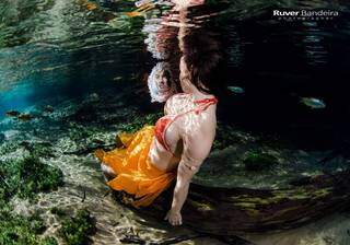 Paula Correia posando sozinha submersa (Foto: Ruver Bandeira)