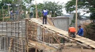 Homens trabalham em construção, setor que apresentou resultado posivito em maio (Foto: Segov)