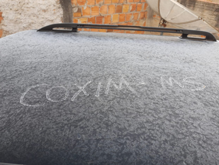 Em Coxim, no norte do Estado, carro amanheceu coberto por camada de gelo (Foto: Direto das Ruas) 