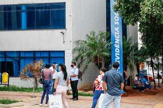 Fila no lado de fora de agência da Previdência, em Campo Grande (Foto: Arquivo)