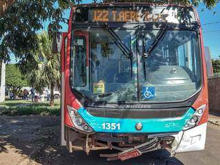 Hilux colide com &ocirc;nibus em cruzamento recordista de acidentes